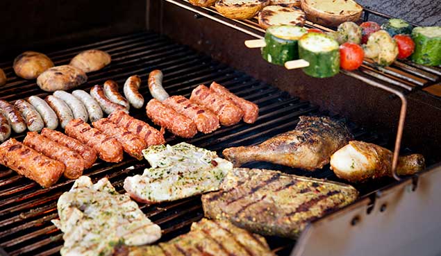 Grote barbecue met vlees voor een feest op locatie