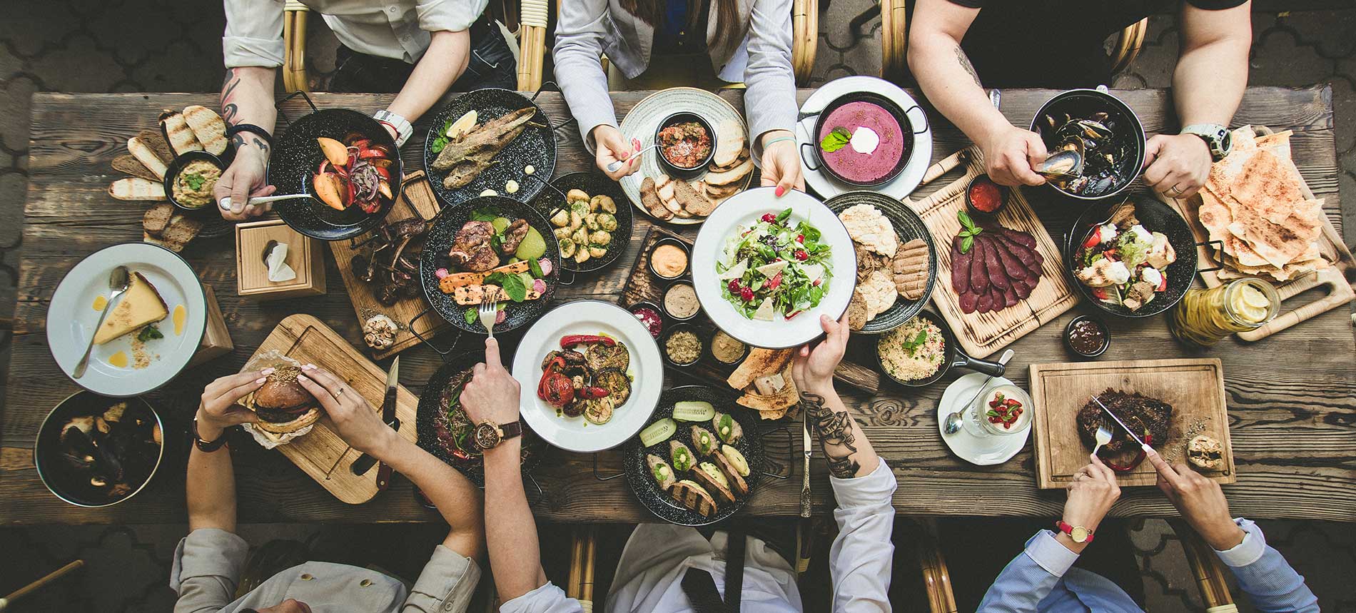 Overvloedig buffet met warme gerechten en salades op een bedrijfsevenement