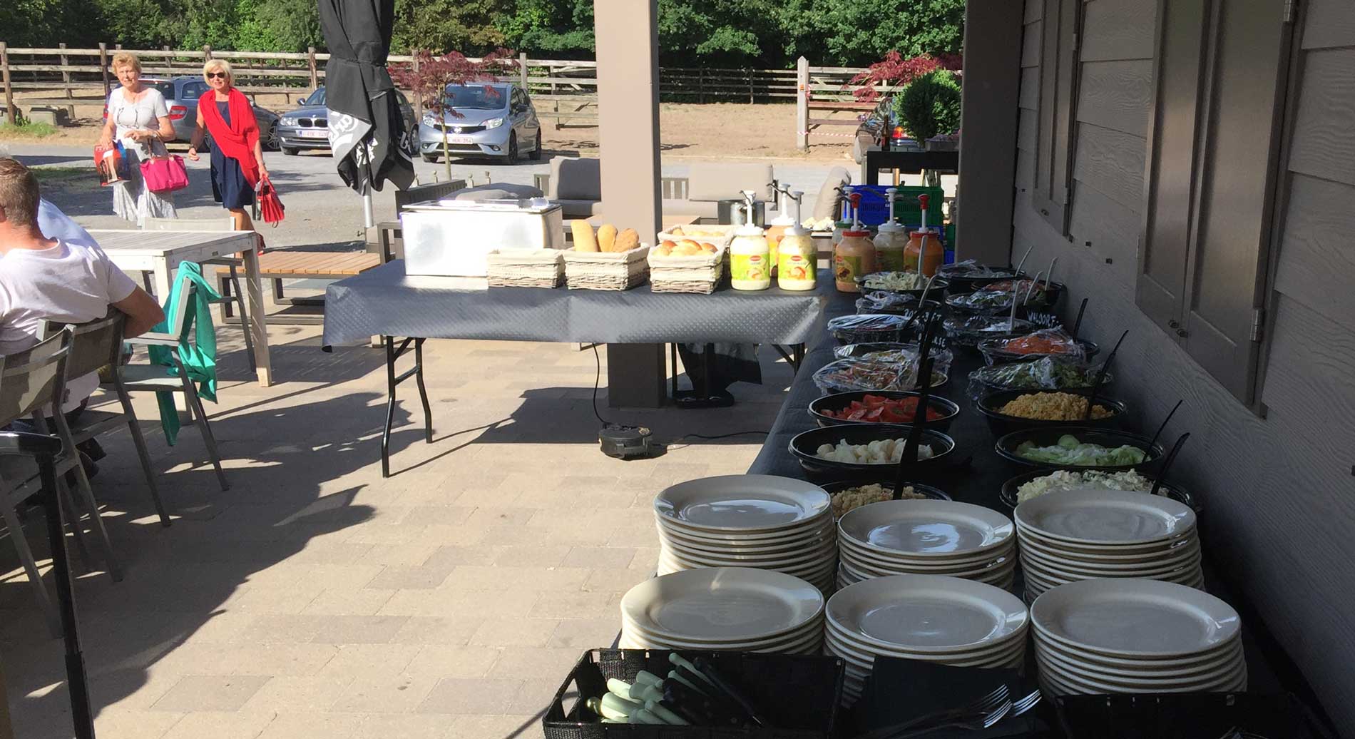 Gedekte feesttafel met hapjes voor een bedrijfsevenement