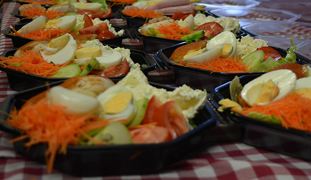 Koude schotels en salades voor een bedrijfsfeest of receptie