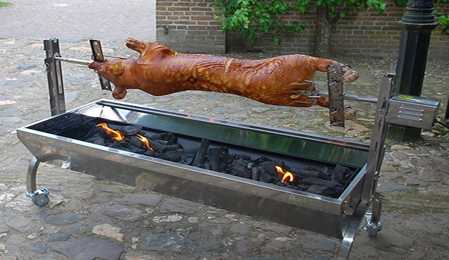 Speenvarken aan het spit op de barbecue
